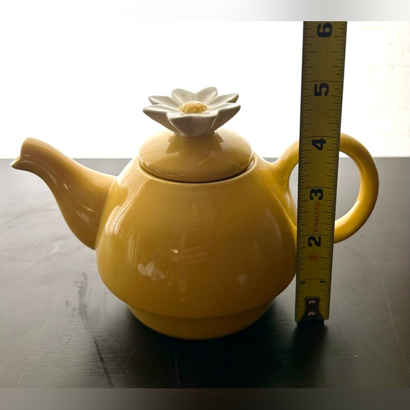 Yellow teapot with daisy lid. 4.75” - Picture 7 of 8